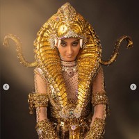 Keseluruhan kostum bertabur 50 ribu berlian rhinestone yang dikombinasikan dengan brokat, tulle dan sequin Korea pada bagian dalam. Perpaduan berbagai material itu memberi sentuhan feminin dalam penampilan yang solid. Foto: Instagram/@mrsindiainc