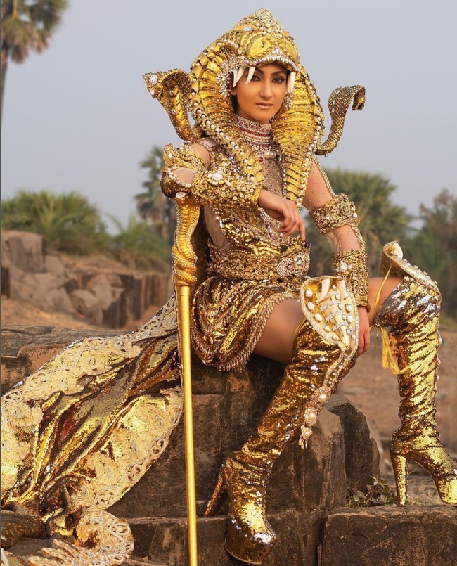 Hasil karya Eggie Jasmin dikenakan oleh Mrs. India 2021 Navdeep Kaur di malam final Mrs. World 2022 yang digelar di Las Vegas, Amerika Serikat. Foto: Instagram/@mrsindiainc