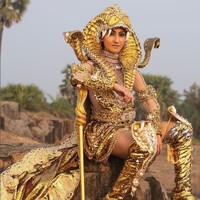 Hasil karya Eggie Jasmin dikenakan oleh Mrs. India 2021 Navdeep Kaur di malam final Mrs. World 2022 yang digelar di Las Vegas, Amerika Serikat. Foto: Instagram/@mrsindiainc