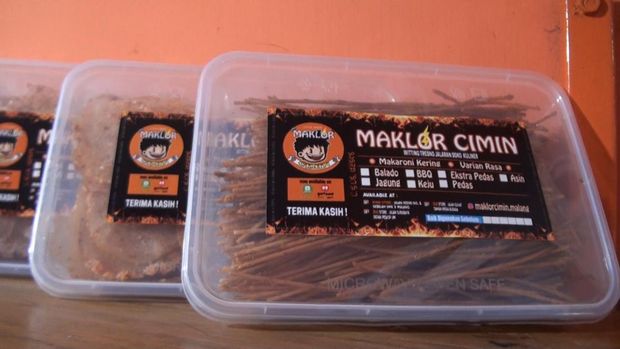 Kreasi menu kuliner di Kota Malang seakan tak pernah habis. Kali ini, yang lagi ngehits adalah jajanan Makaroni Telor atau Maklor.