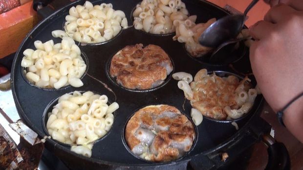 Kreasi menu kuliner di Kota Malang seakan tak pernah habis. Kali ini, yang lagi ngehits adalah jajanan Makaroni Telor atau Maklor.