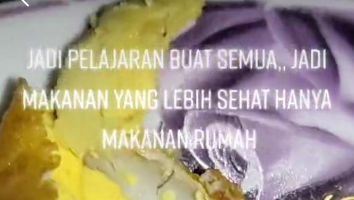 Lagi Asyik Makan Nasi Padang, Pria Ini Temukan Belatung