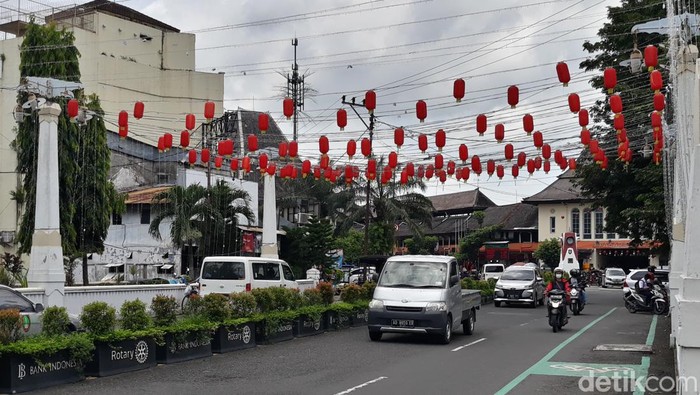 Lampion Imlek mulai hiasi Kawasan Pasar Gede.