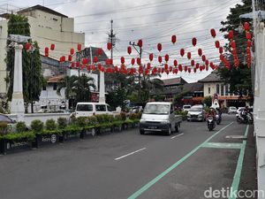 Dua Kali Imlek Ditiadakan, Kini Lampion di Pasar Gede Menyala Lagi