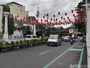 Dua Kali Imlek Ditiadakan, Kini Lampion di Pasar Gede Menyala Lagi
