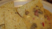 Teburu-buru menuang saus di atas piring, membuat hidangan satu ini jadi berantakan. Berniat ingin makan nachos, tampaknya seseorang tak begitu memedulikan penampilan makannnya. Foto: Instagram/someoneatethis