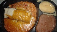 Layaknya makan mie dengan nasi, ada seseorang yang meletakkan burrito di atas nasi. Dituangkan saus di atasnya, penampilan makanan ini berhasil membuat selera makan pergi. Foto: Instagram/someoneatethis