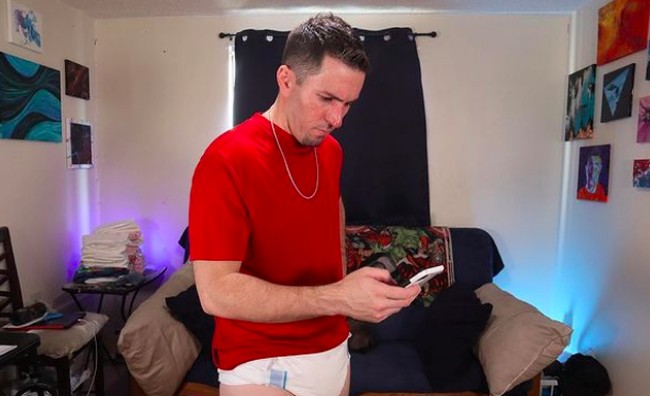 Hal tersebut yang menyebabkan Marc bergantung pada popok. Dalam sehari, dia bisa mengganti popok sebanyak tiga kali, dan itu memakan biaya yang cukup besar. Foto: dok. Instagram/@diaperdynamo