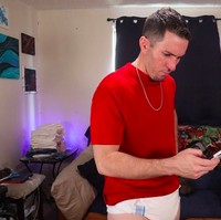 Hal tersebut yang menyebabkan Marc bergantung pada popok. Dalam sehari, dia bisa mengganti popok sebanyak tiga kali, dan itu memakan biaya yang cukup besar. Foto: dok. Instagram/@diaperdynamo