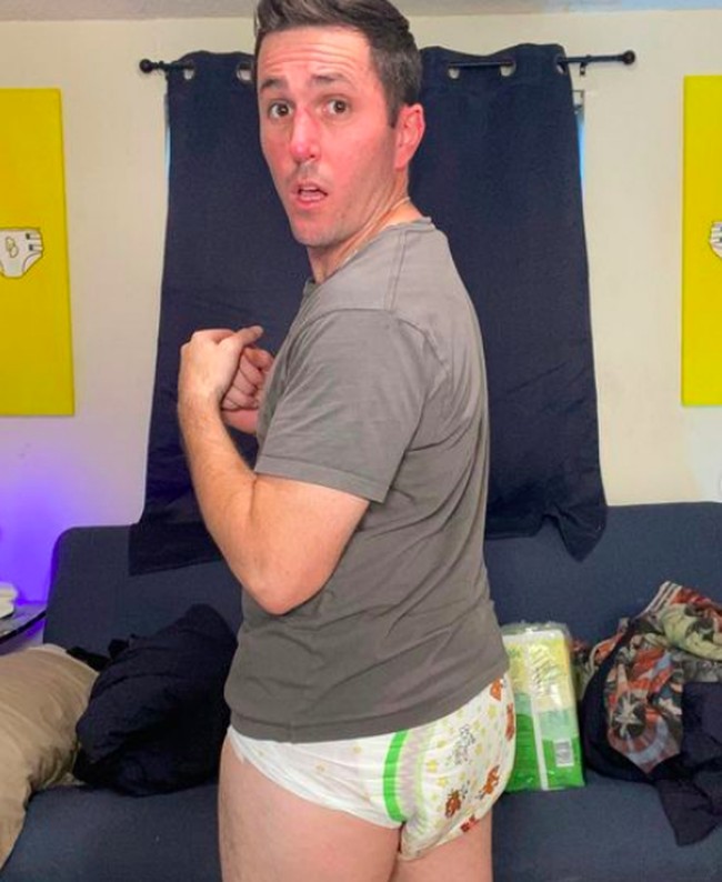 “Kesalahapaham umum bahwa masalah ini hanya mempengaruhi orangtua atau mereka yang terluka parah, atau mereka yang masih sangat muda. Aku ingin memberitahu bahwa masalah inkontinensia dan mengompol umum terjadi di semua spektrum usia dan jauh lebih normal daripada yang dipikirkan orang,” ungkap Marc, seperti dikutip dari Talker. Foto: dok. Instagram/@diaperdynamo