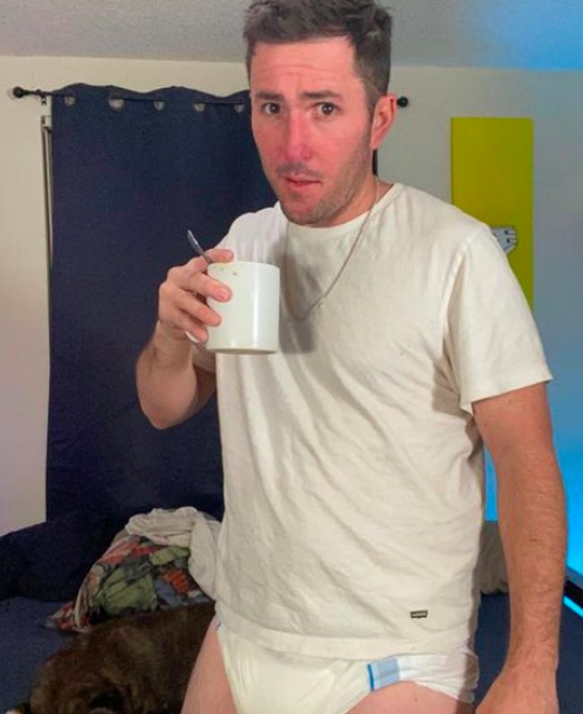 Di Instagram dengan nama akun The Diaper Dynamo, Marc dengan bangga memamerkan penampilannya dengan popok. Foto: dok. Instagram/@diaperdynamo