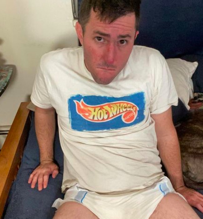 Memakai popok tidak bisa dihindarinya. Dia kini menggunakan platform Instagram dan TikToknya untuk menormalisasi penggunaan popok pada orang dewasa. Foto: dok. Instagram/@diaperdynamo