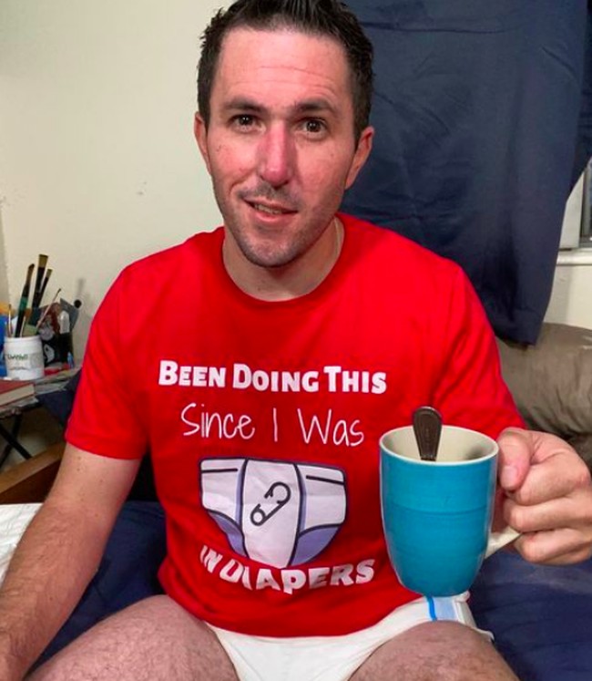 Lewat Instagramnya, dia justru ingin menampilkan kondisinya secara terang-terangan. Dia ingin melawan stigma tentang orang dewasa yang mengenakan popok. Foto: dok. Instagram/@diaperdynamo