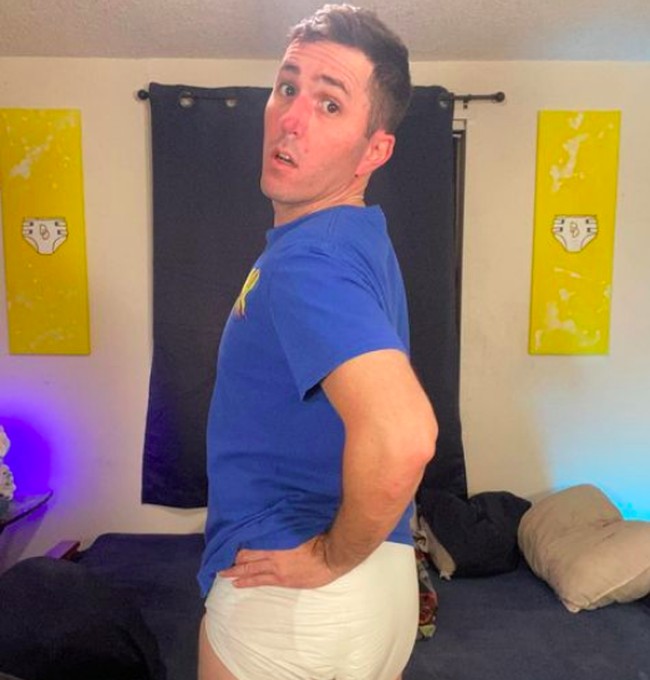 Marc Spagnuolo adalah pria berusia 35 tahun yang masih menggunakan popok di usia dewasanya. Bukan tanpa sebab, dia menggunakan popok terkait alasan medis. Foto: dok. Instagram/@diaperdynamo