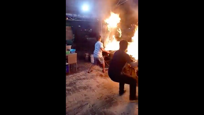 Masak Kwetiau, Penjual Ini Bikin Atraksi Api Bentuk Naga yang Heboh