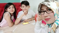 Semasa hidupnya, alm Matthew White banyak meninggalkan kenangan. Terutama kenangan bersama keluarganya. Ini momen saat Matt makan bersama ibu dan adiknya. Foto: Instagram @official.mattwhite
