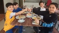 Kenangan indah alm Matthew White juga ada bersama rekan-rekan sesama artisnya. Dan beginilah keseruan alm saat makan bersama. Foto: Instagram @official.mattwhite