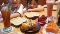 Bersama dengan sang adik, beginilah keseruan amlh Matthew White saat menikmati sushi. Mereka pesan banyak menu seperti, sushi, sashimi dan chuka idako Foto: Instagram @official.mattwhite