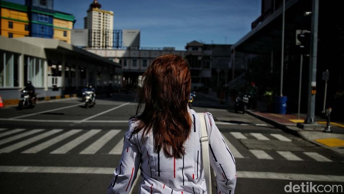 Pelican crossing di kawasan Glodok, Jakarta Barat, tengah diujicoba. Pelican crossing sebagai sarana penyeberangan dan akses sementara menuju halte Transjakarta Glodok.