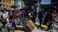 Pelican crossing dibangun sebagai sarana penyeberangan bagi warga dan juga sebagai akses sementara untuk menuju halte Transjakarta Glodok.