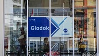 Halte Transjakarta Glodok yang baru juga telah dioperasikan sebagai pengganti halte lama yang terdampak pembangunan MRT Jakarta fase II.