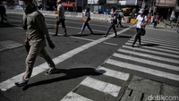 Warga tampak belum terbiasa dengan pelican crossing.