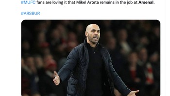 Dahulu, fans Arsenal senang melihat MU dilatih Ole Gunnar Solskjaer karena kurang mantap, kini sebaliknya, fans MU senang melihat Arsenal dilatih Mikerl Arteta yang juga angin-anginan. Foto: Twitter
