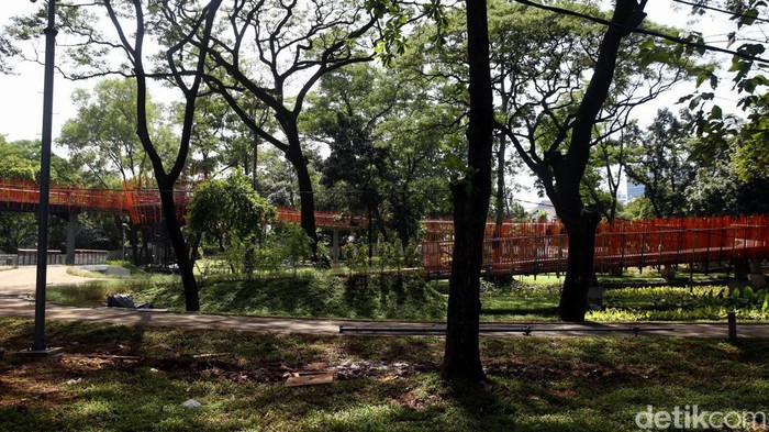 Pengerjaan revitalisasi Taman Tebet masih terus berlangsung. Taman itu akan dilengkapi dengan thematic garden, sarana olahraga hingga jembatan penghubung.