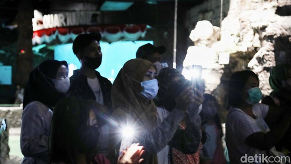 Aksi ini sukses menyita perhatian pengunjung.