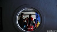 Para kru terlihat tengah mempersiapkan diri.