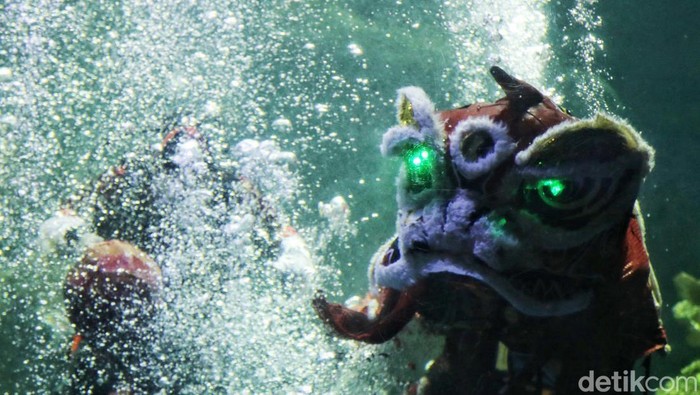 Menikmati Atraksi Barongsai di Dalam Air Barongsai beraksi menghibur pengunjung dalam pertunjukan bertajuk