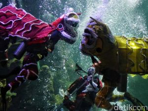 Wah Gila! Ada Atraksi Barongsai di Dalam Air