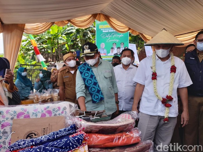 Menteri Koperasi, Usaha Kecil dan Menengah (UKM) Teten Masduki dan Bupati Sumedang Dony Ahmad Munir saat melihat produk UMKM  di Desa Linggajaya, Kecamatan Cisitu, Sumedang.