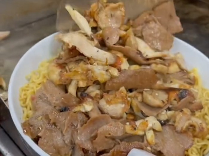 TikToker Australia Buat Kreasi Mie Goreng Satu Baskom