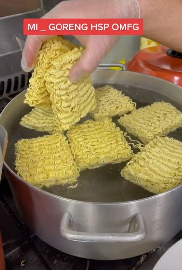TikToker Australia Buat Kreasi Mie Goreng Satu Baskom
