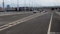 Menurut pria yang beken disapa Kang Emil itu tidak ada hambatan yang berarti saat menjajal dengan menaiki mobil listrik yang merupakan mobil dinasnya. Kurang dari 15 menit dengan kecepatan 60-80 KM per jam, Kang Emil sampai di Exit Tol Rancakalong dan nantinya masuk kembali ke jalur alteri Pamulihan-Cadas Pangeran.