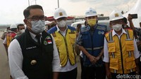 Luar biasa, siap dibuka untuk umum besok pagi jam enam, digratiskan dua minggu, kata Kang Emil usai menjajal Jalan Tol Cisumdawu, Senin (4/1/2022).