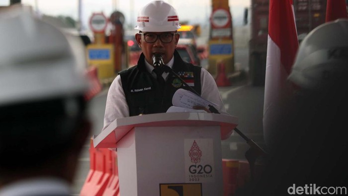 Tol Cisumdawu baru saja diresmikan. Gubernur Jawa Barat Ridwan Kamil langsung menjajal jalan tol tersebut.