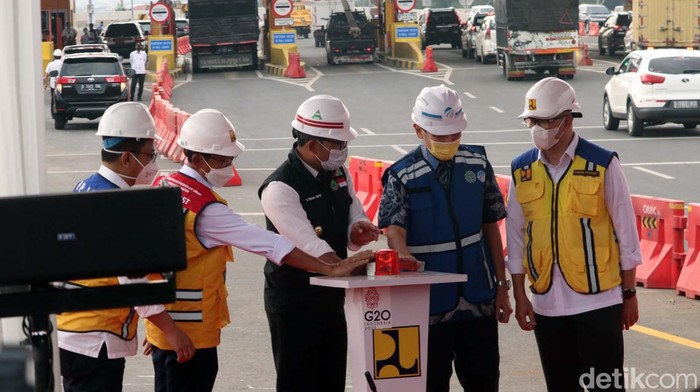 Momen Ridwan Kamil Jajal Tol Cisumdawu Tol Cisumdawu baru saja diresmikan. Gubernur Jawa Barat Ridwan Kamil langsung menjajal jalan tol tersebut.