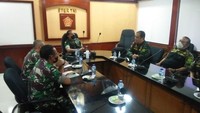 Potret Asisten Teritorial Panglima TNI Mayjen TNI Sapriadi dengan ketua umum HIPAKAD Hariara Tambunan. Kunjungan silaturahmi ini sengaja dilakukan agar dapat menjaga sinergitas antara para prajurit dan anggota TNI khususnya angkatan darat dengan para keluarga.