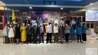 Potret Hariara Tambunan saat berbicara pentingnya sinergitas dan universitas dengan TNI di depan Ikatan alumni Fakultas ekonomi dan bisnis Universitas Kristen Indonesia dalam menjaga kestabilan ekonomi di tengah pandemi. Di akhir safari silaturahmi, selain mendatangi para pimpinan di tubuh TNI, Hariara juga bersilaturahmi dengan  ikatan alumni Fakultas Ekonomi dan Bisnis Universitas Kristen Indonesia guna menyampaikan betapa pentingnya sinergitas antara universitas dengan TNI dalam membangun negara Indonesia agar lebih maju pasca pendemi COVID-19 yang melanda 2 tahun terakhir.