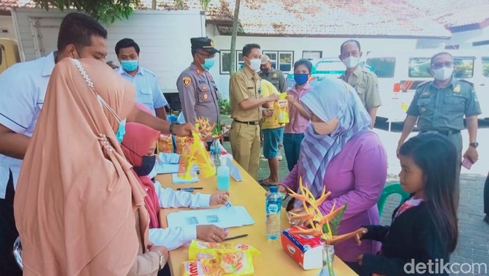 operasi pasar minyak goreng di banyuwangi