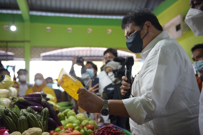 Operasi pasar terus digencarkan pemerintah untuk menjaga ketersediaan stok dan keterjangkauan harga bahan pangan bagi masyarakat Indonesia.