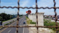 Operasional Kereta Cepat Jakarta-Bandung molor karena ada 3 terowongan yang belum selesai. Direktur Utama PT Kereta Cepat Indonesia China (KCIC) Dwiyana Slamet Riyadi mengatakan, terowongan yang belum selesai yakni tunnel 2, 4, dan 6. Dia mengatakan, tiga terowongan Kereta Cepat Jakarta-Bandung berkaitan dengan tanah lunak clay shale.