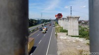 Sementara itu, progres pembangunan kereta cepat yang memiliki panjang lintasan mencapai 142,3 km ini telah mencapai 79,9%.