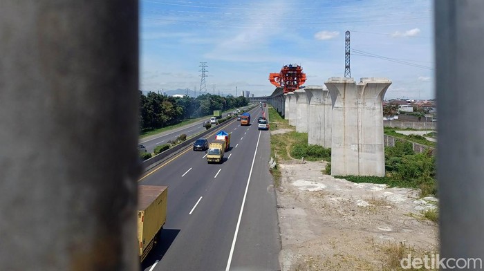 Operasional Kereta Cepat Jakarta-Bandung molor hingga Juni 2023. Lantas bagaimana progres pembangunan kereta cepat ini di kawasan Bandung? Yuk, lihat.