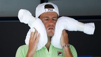 Diego Schwartzman dari Argentina membungkus wajahnya dengan handuk dingin selama pertandingan putaran kedua melawan Christopher OConnell dari Australia di kejuaraan tenis Australia Terbuka di Melbourne, Australia, Kamis, (20/1/2022). (AP Photo/Andy Brownbill)