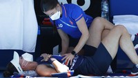 Veronika Kudermetova dari Rusia menerima perawatan dari seorang pelatih selama pertandingan putaran ketiga melawan Maria Sakkari dari Yunani di kejuaraan tenis Australia Terbuka di Melbourne, Australia, Jumat, (21/1/2022). (AP Photo/Hamish Blair)