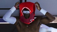 Frances Tiafoe dari AS mengganti bajunya saat istirahat dalam pertandingan putaran kedua melawan rekan senegaranya Taylor Fritz di kejuaraan tenis Australia Terbuka di Melbourne, Australia, Kamis, (20/1/2022). (AP Photo/Simon Baker)