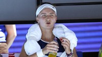 Barbora Krejcikova dari Republik Ceko mengambil minum saat istirahat dalam pertandingan putaran keempat melawan Victoria Azarenka dari Belarus di kejuaraan tenis Australia Terbuka di Melbourne, Australia, Minggu, (23/1/2022). (AP Photo/Simon Baker)